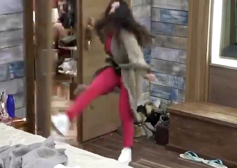 Raíssa quebra porta aos chutes e gritos durante surto após discussão 