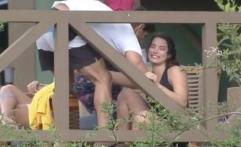 Com vergonha, Raissa deixa de tomar remédios para síndrome de Borderline  