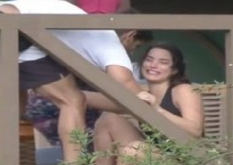 Com vergonha, Raissa deixa de tomar remédios para síndrome de Borderline  