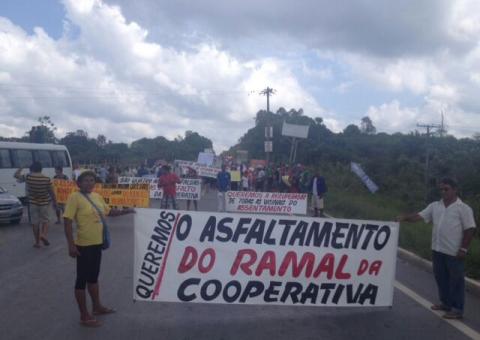 Protesto de agricultores fecha rodovia 174