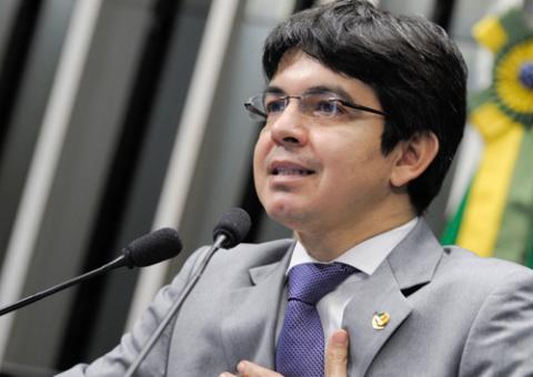 PSOL aprova pré-candidatura de Randolfe à Presidência