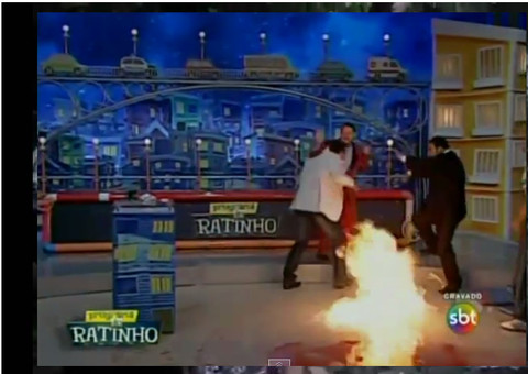 Acidente no Programa do Ratinho: Luis Ricardo se queima ao vivo.Veja   