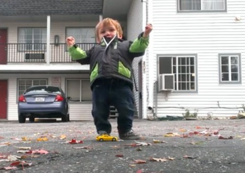  Garotinho de 2 anos dança música eletrônica e vira sensação na web, confira  