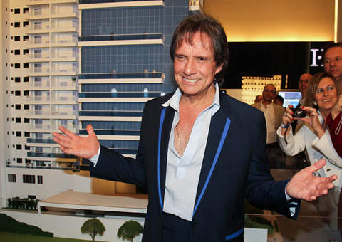 Empresa quebra contrato de R$ 45 milhões com Roberto Carlos