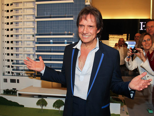 Empresa quebra contrato de R$ 45 milhões com Roberto Carlos