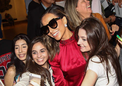 Sabrina Sato é tietada por adolescentes na SPFW