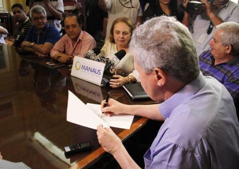 Artur anuncia reajuste de 10% para servidores da educação