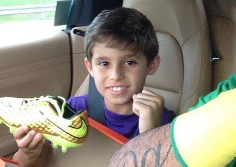 Filho de Vitor Belfort ganha chuteira igual a de Neymar