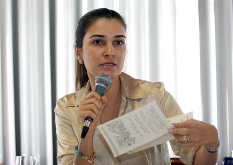 Rebecca entrega cadastro de mais de 2 mil pessoas que receberão casas populares