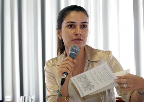 Rebecca entrega cadastro de mais de 2 mil pessoas que receberão casas populares