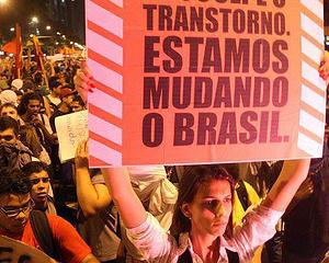 Uma nova mídia, poderosa e sem controle