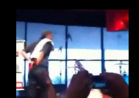 Baterista do Red Hot Chili Peppers limpa a bunda com camisa do Flamengo