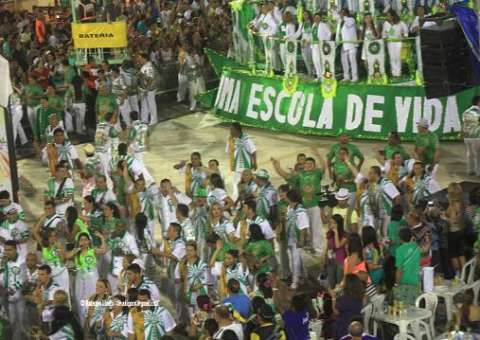 Exigência de quitar débito ameaça desfile das escolas de samba