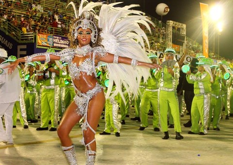 Reino Unido desfila e segura público na madrugada