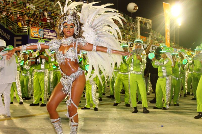 Reino Unido desfila e segura público na madrugada