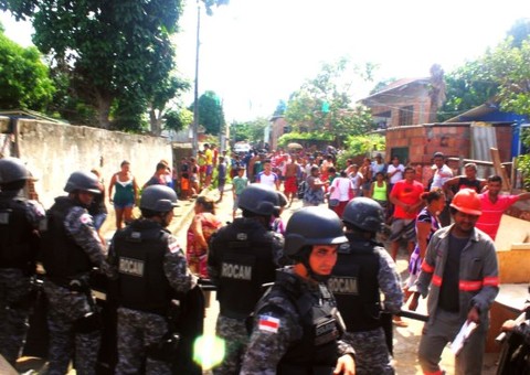 Máquinas pesadas derrubam barracos em invasão