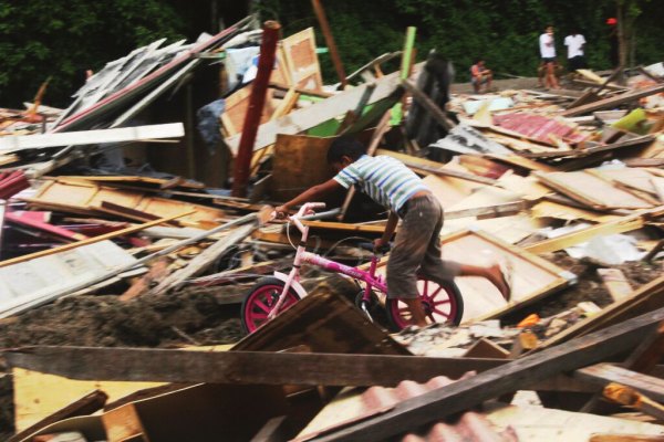 Máquinas pesadas derrubam barracos em invasão