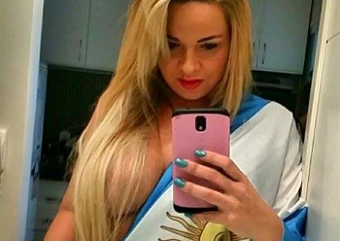 Musa da Argentina posa seminua para inspirar Messi 