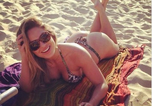 Ex-BBB Renatinha sensualiza de biquíni nas redes sociais