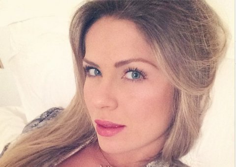 Ex-BBB Renatinha sensualiza de biquíni nas redes sociais