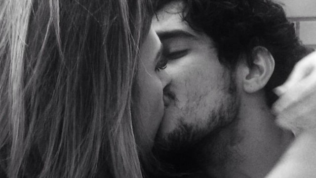 Tatá Werneck assume namoro e aparece aos beijos com ator