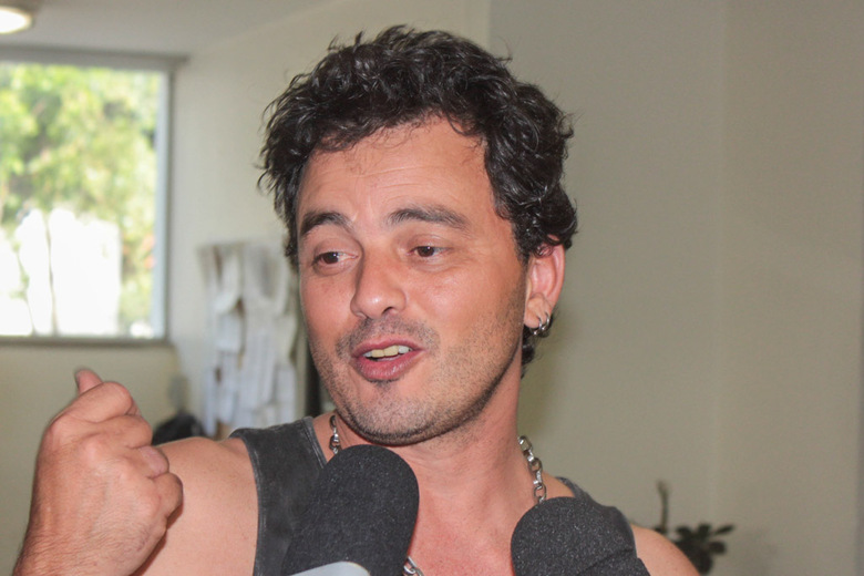 Cantor sertanejo é preso embriagado após bater carro e tentar fugir