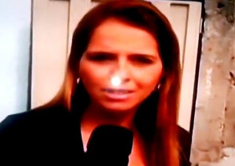 Repórter da Record é molhada por jovem acusada de crime