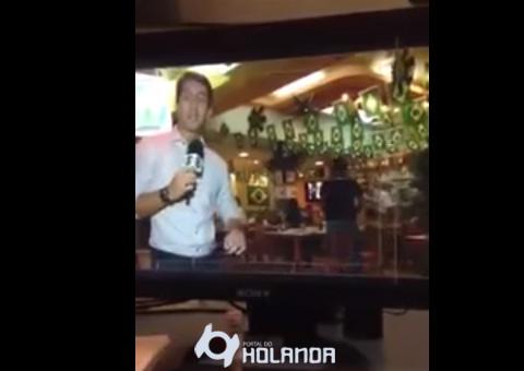 Homem mostra o bumbum durante filmagem e deixa repórter constrangido