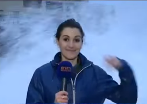 Repórter é arrastada por onda gigante durante jornal ao vivo