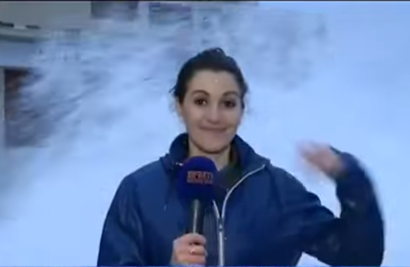 Repórter é arrastada por onda gigante durante jornal ao vivo