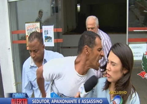 Assassino tenta morder o rosto da repórter na saída da delegacia 