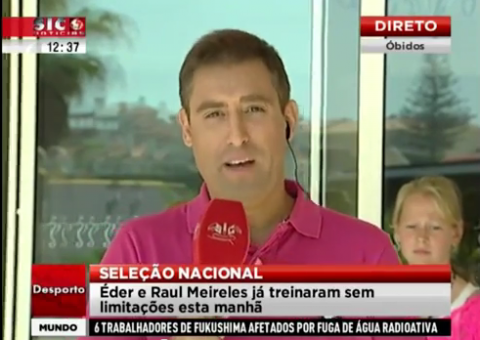 Mosquito atrevido deixa repórter desconcertado ao vivo. Veja