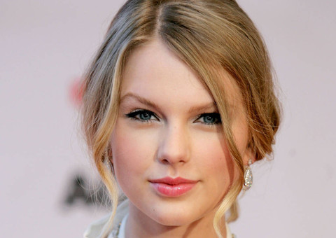 Após suposto beijo em Karlie Kloss, Taylor Swift fala sobre namorar amigos