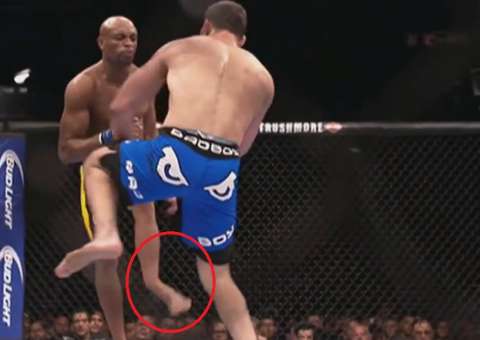  Reveja o momento em que Anderson Silva quebra a perna no UFC