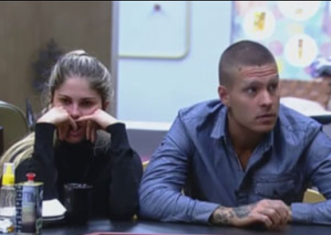 Mateus rejeita beijo de Bárbara e modelo fica furiosa