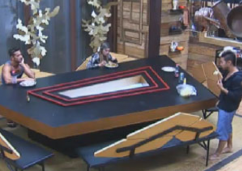 Marcos Oliver critica Denise Rocha por louça suja