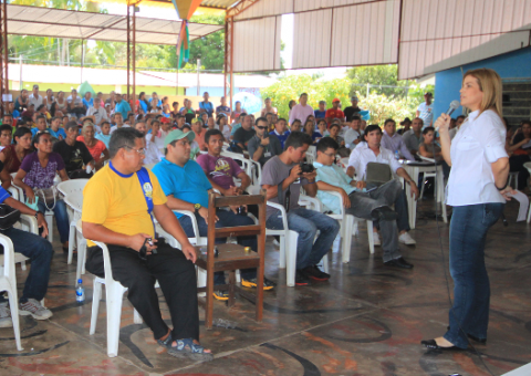 Prefeito de Parintins reúne líderes da Vila Amazônia para atender reivindicações