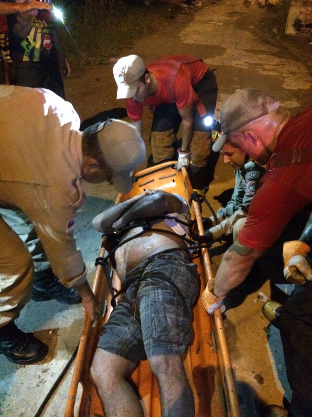 Após queda de moto, família é resgatada de dentro de bueiro 