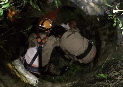 Após queda de moto, família é resgatada de dentro de bueiro 