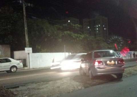 Motoristas improvisam retorno perigoso na Constantino Nery