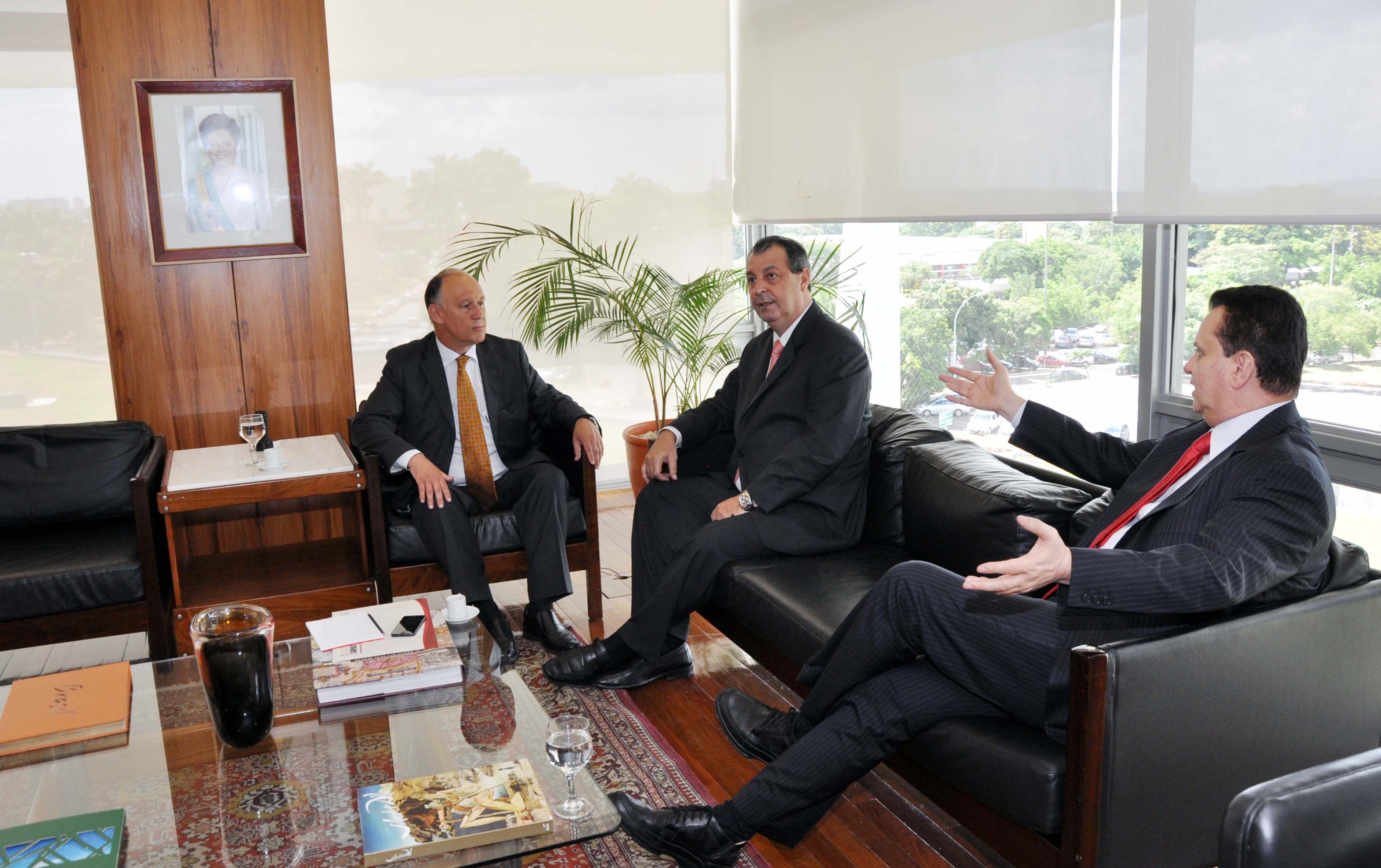 Omar Aziz se reúne com ministros em Brasília