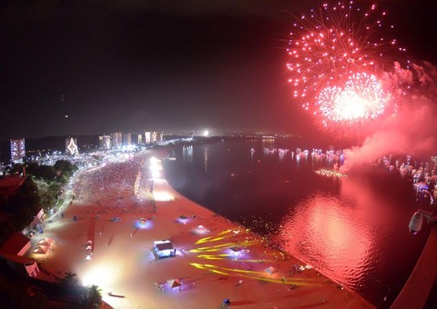  Mais de 150 mil pessoas passam  Réveillon na Ponta Negra   