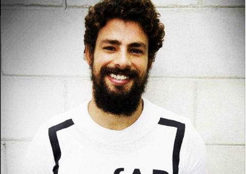 Após 6 meses, Cauã Reymond tira barba e faz sucesso com as mulheres