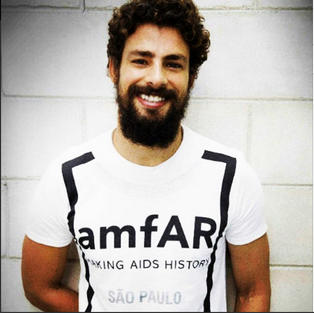 Após 6 meses, Cauã Reymond tira barba e faz sucesso com as mulheres