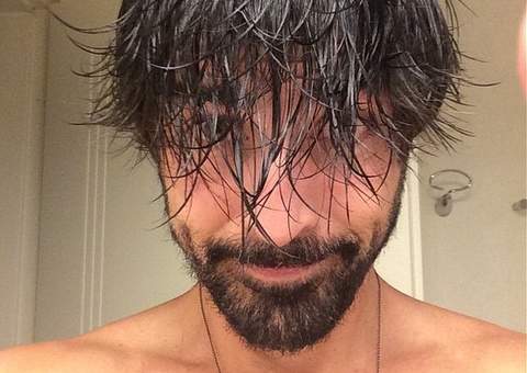  Gravando novo filme, Reynaldo Gianecchini exibe visual barbudo e cabeludo