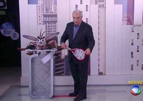 Marcelo Rezende tira sarro da Globo por invasão de mosquitos