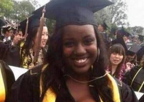 Formanda causa polêmica ao amamentar seu filho em colação de grau