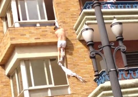 No centro de São Paulo, Ricardão foge pela janela