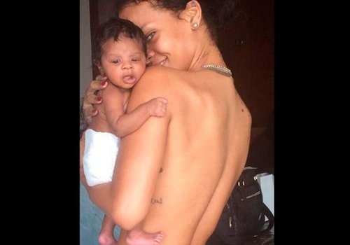 Rihanna faz topless com sobrinha recém-nascida no colo