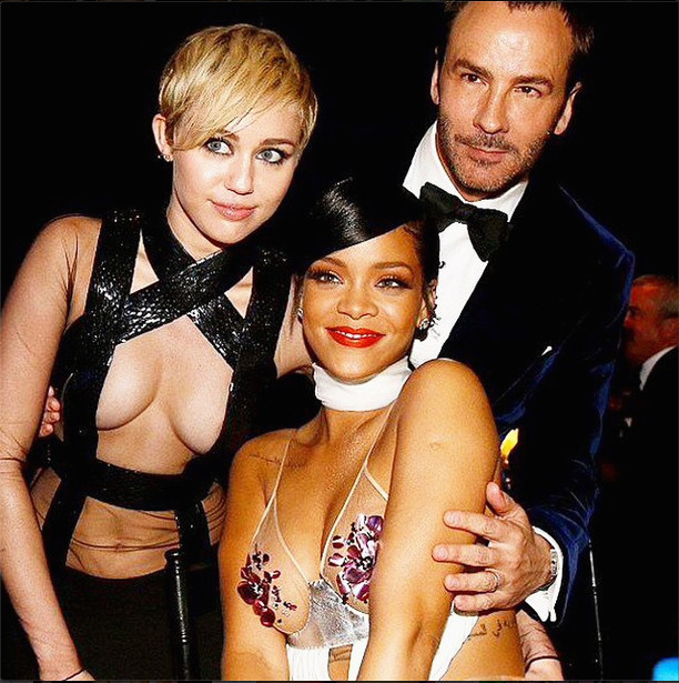 Ousadas, Rihanna e Miley Cyrus deixam quase tudo à mostra em evento